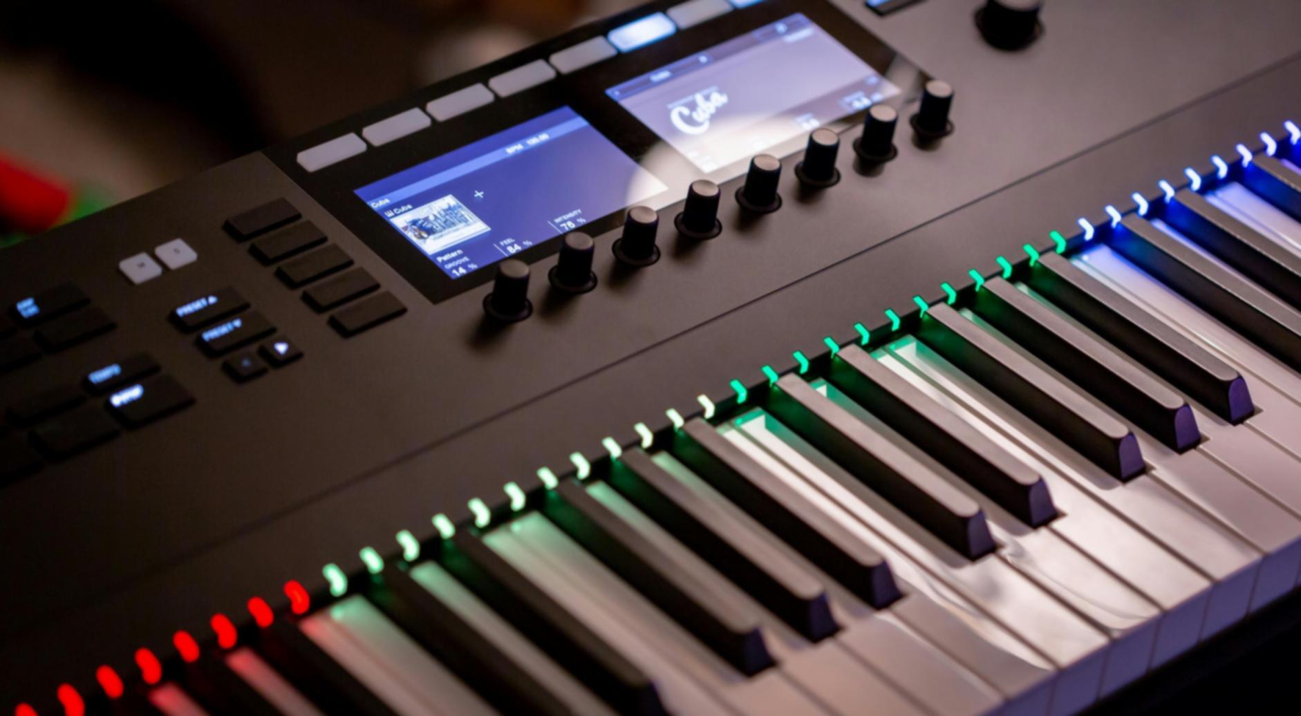 Studente durante una sessione pratica di editing audio